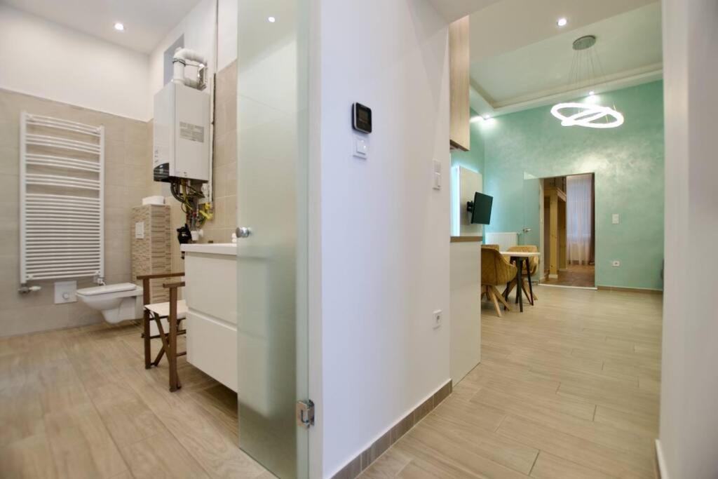 Standard By Hi5- Charming * Budapest