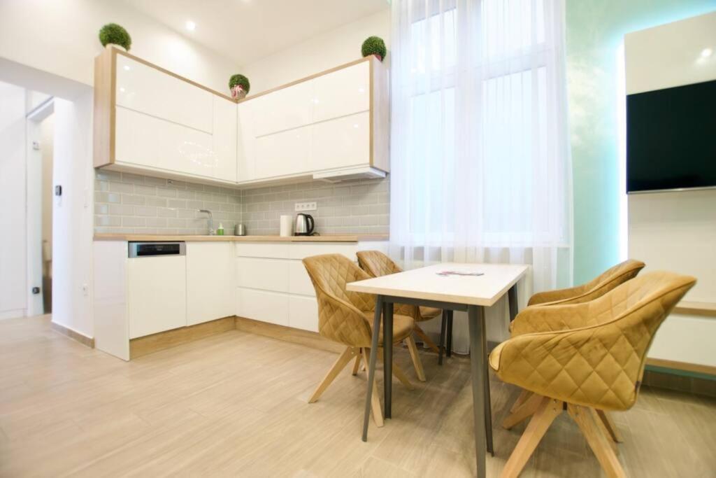 Apartment Standard By Hi5- Charming Budapest