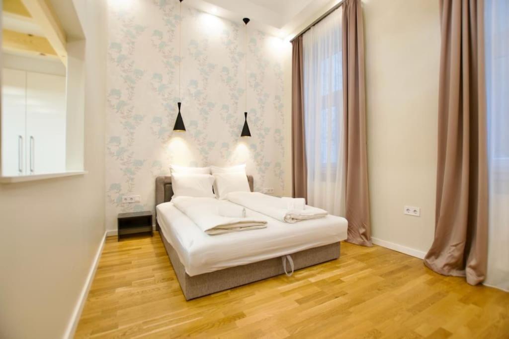 Standard By Hi5- Charming * Budapest